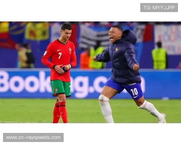 姆巴佩追平C罗纪录后的静默时刻:更衣室内与奖杯合影留念。 姆巴佩追平C罗纪录后的静默时刻:更衣室内与奖杯合影留念。