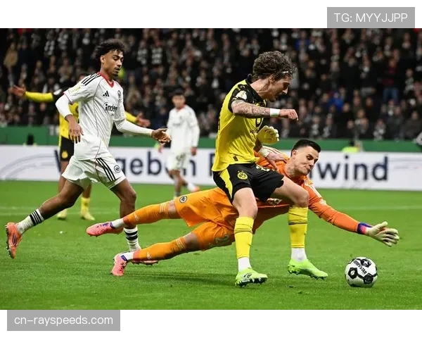 多特蒙德门将科贝尔扑点后手指天空告慰患病家人